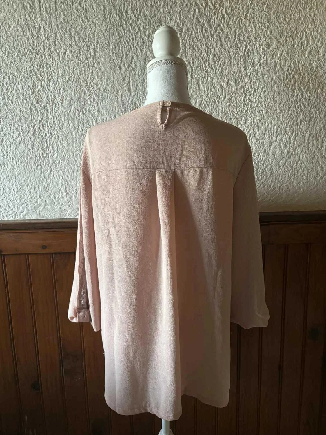 Blusa elegante rosa pálido con detalles de encaje - Talla 2XL / 44 – photo 3